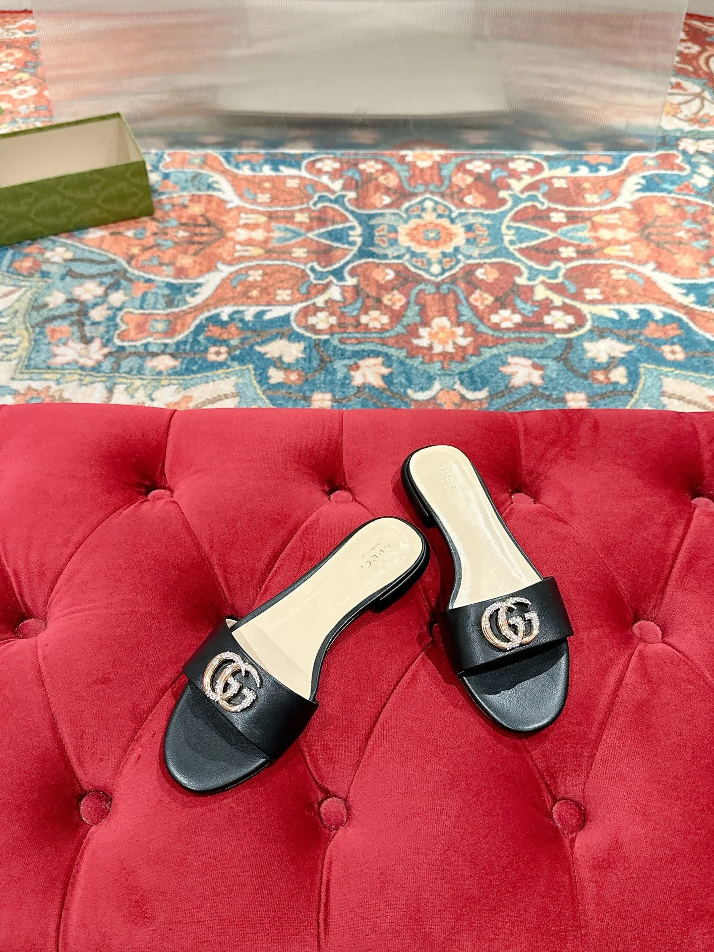 👟👟Ex-factory price 520👟👟 Every detail of Gucci's 2025 spring and summer new open-toe sandals and slippers has been carefully crafted, and design elements such as round toes and thick heels are cleverly used to create a fashionable retro style. The archived double G diamond-encrusted buckle details are reminiscent of the brand's fashionable atmosphere. ▪️Material: original custom sheepskin ▪️Inner lining/foot: high-end custom sheepskin ▪️Heel height: 1.0cm ▪️Number of yards: 35-39 (customized at 40.41.42, non-returnable)
